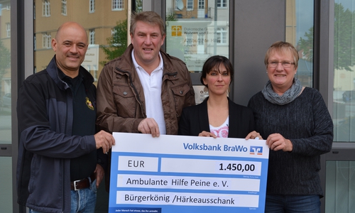 Von links: Härkeausschank-Geschäftsführer Marc Hesselink, Bürgerkönig Arnd Laskowski und die Sozialpädagoginnen Jenny Thiele und Bärbel Schuster von der Ambulanten Hilfe bei der Scheckübergabe. Foto: Ev.-luth. Kirchenkreis Peine