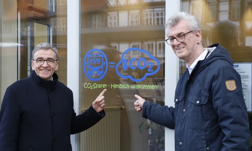 Thomas Pink (Bürgermeister der Stadt Wolfenbüttel) und Klaus Stuhlmann (KVG-Prokurist) machen vor der Mobilitätszentrale Wolfenbüttel auf die ÖPNV-Klimaschutzkampagne der KVG aufmerksam. Foto: Stadt Wolfenbüttel.