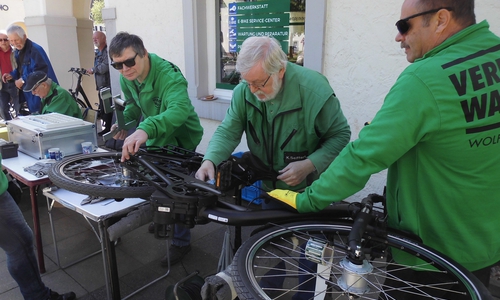 Klaus Seiffert, Vorsitzender der Verkehrswacht Wolfsburg, codiert ein Fahrrad. Foto: Verkehrswacht Wolfsburg