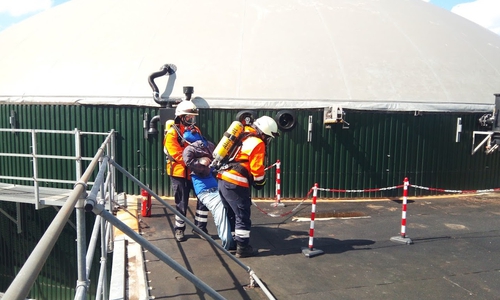 An der Biogasanlage sollten laut Übungsszenario zwei Personen auf dem Dach durch Gasaustritt verunfallt sein. Fotos: Feuerwehr Müden-Dieckhorst/Thomas Lepke