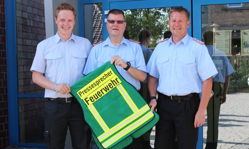 Die beiden neuen Pressesprecher der Gemeindefeuerwehren Lehre Bennet Rebel und  Rainer Madsack mit dem stellvertretenden Gemeindbrandmeister Ralf Sprang. Foto: Eva Sorembik