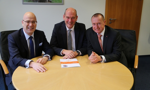 Der neue Leiter für die Firmenkundenbetreuung in Peine und Salzgitter, Jörg Engelhardt (Mitte), wird von Stefan Honrath (l.), Leiter der Direktion Peine der Volksbank BraWo, und Steffen Krollmann, Leiter der Direktion Salzgitter, willkommen geheißen. Foto: Volksbank BraWo