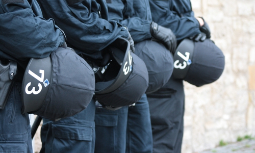 Das Bündnis gegen Rechts kritisiert die Einsatzkräfte – die Polizei weist die Anschuldigungen zurück. Symbolbild: Werner Heise