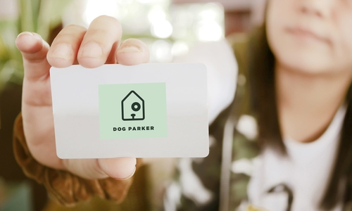 Mit der "Dog Parker Membership Card" und der dazugehörigen App können die Hundebesitzer für bis zu 90 Minuten ihre Tiere in einem "Dog Parker" unterbringen. Foto: Dog Parker