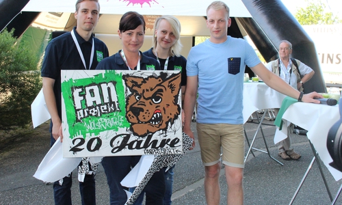 Die "Macher" des Fanprojekts Wolfsburg (v.l.) Janik Fuge, Anke Thies und Antje Biniek bekamen von den Fans ein tolles Geschenk zum 20-Jährigen. Fotos: Eva Sorembik