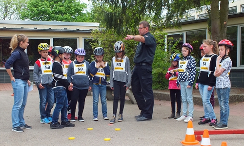 Einweisung der Schüler durch Ulf Barnstorf. Foto: Verkehrswacht