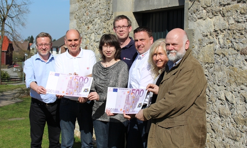 Wilfried Leonhardt, Bernhardt Lange, Ehepaar Jana und Andreas Meißner, Ralf Warner, Doris Tölle sowie der Musiker Andreas Witlake bei der Spendenübergabe. Foto: Sandra Zecchino