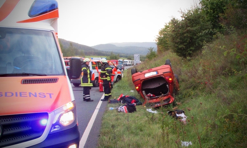 Das Auto überschlug sich und kam im Graben zum Liegen. Foto: Polizei Langelsheim