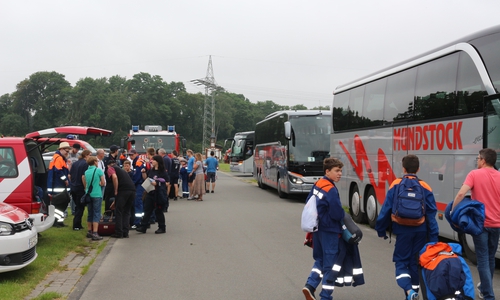 Heute starteten die Jugendfeuerwehr Braunschwieg mit fast 300 Teilnehmern aus 23 der 30 Jugendfeuerwehren der Stadt ins einwöchige Zeltlager auf den städtischen Campingplatz in Lenste an der Ostsee. Los ging es vom Harz- und Heide-Gelände an der Eisenbütteler Straße. Fotos: Robert Braumann