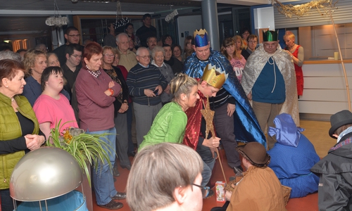  Die inklusive Theatergruppe der Lebenshilfe führte bei der Weihnachtsfeier ein etwas anderes Krippenspiel auf. Foto: Lebenshilfe