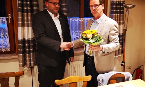 CDU-Vorsitzender Gregor Nitschke gratuliert Gero Janze zur Wahl als Bürgermeisterkandidat. Foto: CDU Grasleben