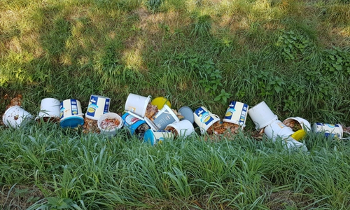 Entsorgte Essensreste. Foto: Polizei Peine.