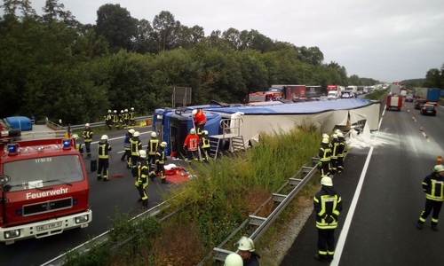 Die Autobahn musste zeitweise voll gesperrt werden. Fotos: Gemeindefeuerwehr Lehre (RM); Video: Aktuell24 (KR/DC)