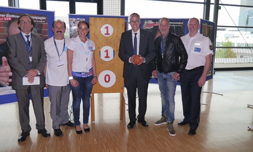 Das Goslarer Zivilcouragekampagne-Team mit Marek Erhard und Hessens Innenminister Peter Beuth an der 110 Torwand. Foto: Polizei