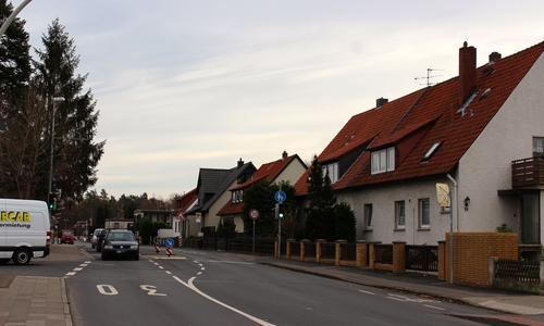 In der Nacht zum Samstag drangen unbekannte Täter in eine Auto-Werkstatt am Steinriedendamm ein. Foto: Sina Rühland