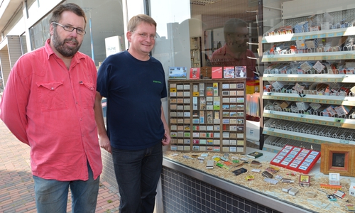 Eine Zeitreise in die jüngere Wolfenbütteler Vergangenheit vermittelt derzeit ein Schaufenster der Firma Seichter (Neue Straße 33/34). Dort stellt der bekannte Streichholz-Bildner Michael Bild aus. Foto: privat