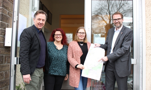 Von links: Dr. Holger Pump-Uhlmann, Susanne Goronzi, Maxie Marie Simgen, Michael Tacke stellen das Konzept des Quartiersmanagements Steterburg vor. Foto: Antonia Henker