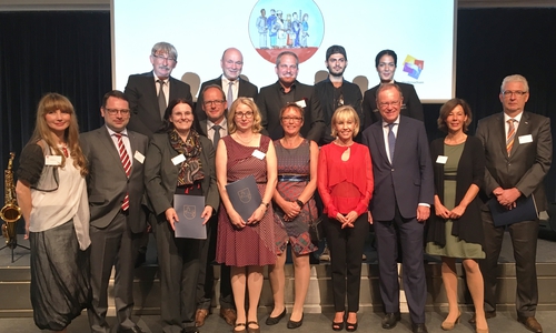Die Vertreter der vier Preisträger mit Ministerpräsident Stefan Weil und der Landesintegrationsbeauftragen Doris Schröder-Köpf. Foto: privat