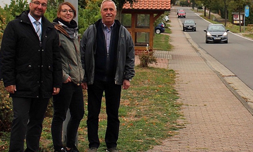 Arnd Vincenz Schneider (Vorstandsmitglied Kreisverkehrswacht), Sabrina Rothmann (Gemeindedirektorin) und  Klaus Dieter Blohm (Bürgermeister Warberg) (v. li.). Foto: Kreisverkehrswacht Helmstedt