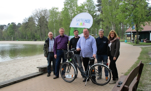 Das Organisationsteam am Tankumsee, Karsten Selleng - Kultur- u. Landschaftsführer der Südheide Gifhorn GbR, Jörg Thaden - AG Fahrradwege Gemeinde Sassenburg, Oliver Bley – Stadt Gifhorn, Burkhard Roozinski – Tankumsee GmbH, Wolfgang Harder – adfc, Jutta Müller-Bernhard – Landkreis Gifhorn. Foto: Landkreis Gifhorn