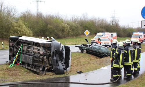 Der Fahrer des Transporters musste von der Feuerwehr aus seinem Fahrzeug befreit werden. Foto: Chtrstoph Böttcher