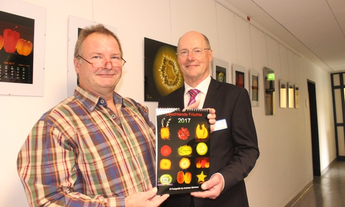 Andreas Behrens und Klaus Salge präsentieren die neue Ausstellung im Klinikum "Leuchtende Früchte". Foto: Anke Donner 