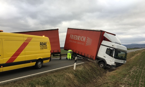 Ohne Kran ziehen sich die Aufräumarbeiten auf der B6 in die Länge. Fotos/Video: aktuell24/bm