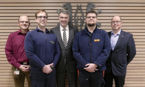Bernd Linde und Philipp Schrader (beide Organisatorische Leiter Rettungsdienst), Erster Kreisrat Henning Heiß, Maximilian Kairat (Organisatorischer Leiter Rettungsdienst) und Hendrik Voges (Ärztlicher Leiter Rettungsdienst). Foto: Landkreis Peine