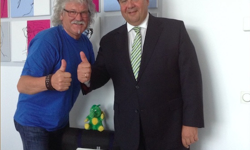 "Daumen raus für starke Kids" - Manfred Kramer zieht wieder los. Hier: Manfred Kramer und Sigmar Gabriel Foto: Privat