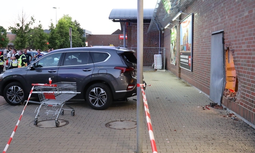 Das Fahrzeug der 37-Jährigen hatte die Wand des REWE-Markts teilweise zum Einstürzen gebracht. Foto: Rudolf Karliczek