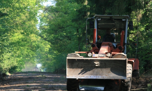 Wegebau mit einem Grader. Foto: Niedersächsische Landesforsten