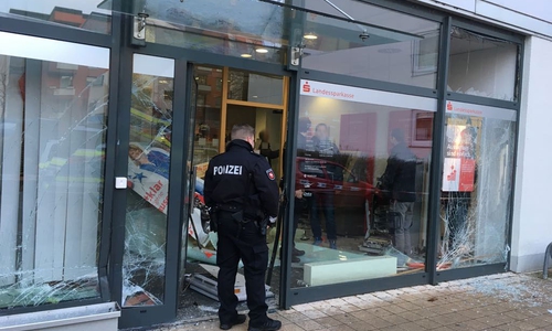 Die Polizei ist zurzeit noch mit der Spurensicherung beschäftigt. Video/Fotos: Eva Sorembik