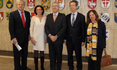 Julius von Ingelheim, Elisabeth Pötsch, Botschafter João António Da Costa Mira Gomes, Oberbürgermeister Klaus Mohrs und Generalkonsulin Luisa a Pais Lowe (von links) vor der Wappenwand in der Bürgerhalle. Foto: Stadt Wolfsburg