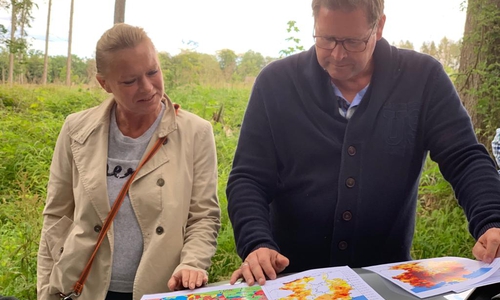 Dunja Kreiser und Marcus Bosse informierten sich über die Dürreschäden. Foto: Henrik Hamann