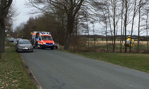 Bei Rolfsbüttel wurde ein Junge angefahren. Ein Rettungshubschrauber ist im Einsatz. Fotos/Video: aktuell24/bm