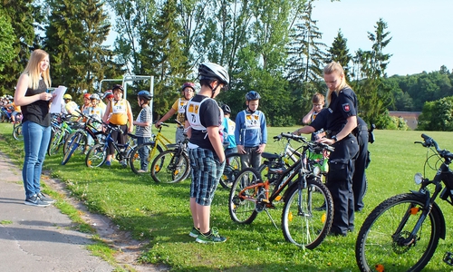 Viertklässler (Grundschule Lessingstraße) stehen am Start zur Radfahrprüfung der Verkehrswacht bereit. Werden vor der Fahrt von der Polizei kontrolliert. In Einzelfällen beheben die Beamten als Freund und Helfer auch kleine Mängel. Foto: Kreisverkehrswacht Helmstedt