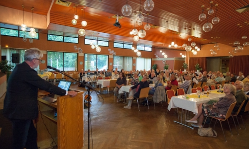 Professor Walter Ackers stellte das Zielkonzept sowie dessen Werdegang am Montagabend im Lindenhof vor. Foto: Alec Pein