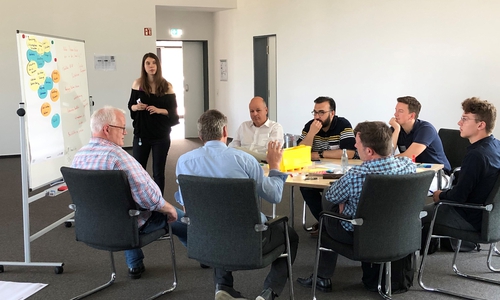Von links: Karina Rehfeldt (TUC), Ulrich Mahner (NST), Hakan Altiyaprak (Stadt Goslar) und Timon Schulze Buschhoff (Student von Enactus) bildeten mit anderen IT-Leitern eine Gruppe beim Digitalisierungsworkshop. Foto: Diana Zucker
