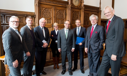 Botschafter Dr. Felix Klein (4.v.r.) zu Gast bei Oberbürgermeister Ulrich Markurth (3.v.r.) im Braunschweiger Rathaus. Außerdem im Bild (von rechts nach links): Manfred Günterberg (Mitglied des Vorstands der Wolfsburg AG), Julius von Ingelheim (Sprecher des Vorstands der Wolfsburg AG), Kultur- und Wirtschaftsdezernentin Dr. Anja Hesse, TU-Präsident Prof. Dr. Jürgen Hesselbach, IJN-Präsident Prof. Dr. Alexander von Kienlin und IJN-Vorstandsmitglied Dr. Jörg Munzel. Foto: Stadt Braunschweig/Foto: Daniela Nielsen
