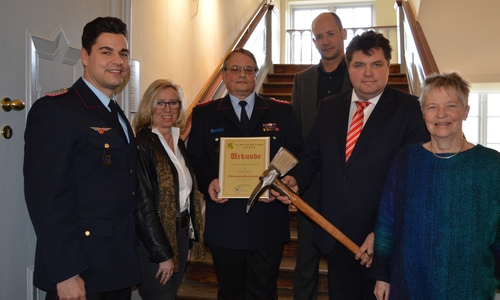 Von links: Kreisbrandmeister Tobias Thurau, Samtgemeindebürgermeisterin Petra Eickmann-Riedel, Ehrengemeindebrandmeister Dieter Heine, Fachbereichsleiter Michael Waßmann, Ausschussvorsitzender Uwe Schäfer (CDU), Christiane Wagner-Judith (Grüne). Foto: Margit Richert