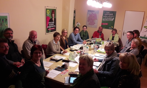 Imke Byl, MdL und ihren Mitarbeiter Dominik Thierfelder (viert und fünfte von unten, linke Tischseite). Foto: Grüne