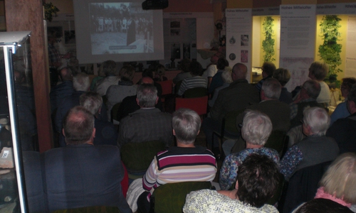 Hans-Gert Hotop spickte die Erklärungen mit mancher Anekdote. Foto: Förderkreis Heimathaus Alte Mühle Schladen e.V.