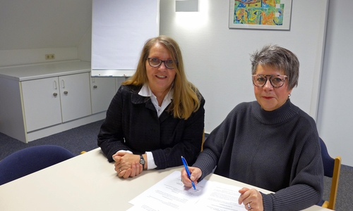 Elke Ferfers, Leiterin des Fachdienstes Bildung (links), und Maria Gröschler, Vorsitzende der Bibliotheksgesellschaft Salzgitter e.V., freuen sich auf die neuen gemeinsamen Projekte. Foto: Stadt Salzgitter 