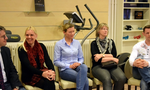 Wie können Unternehmen ihre Mitarbeiter zum Sport im Anschluss an den Arbeitstag motivieren? Diese und weitere Fragen zum Gesundheitsmanagement besprachen Dr. Oliver Junk, Katrin Rasch, Julia Gärtner, Birgit Groth und Christian Brink (von links) mit weiteren Unternehmerinnen und Unternehmern aus der Fitness- und Wellnessbranche. Foto: Stadt Goslar