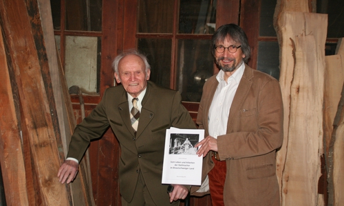 Stellmacher Walter Minderlein und Dr. Diethelm Krause-Hotopp mit dem von Günter Wiemann verfassten Werk über Stellmacher. Foto: privat