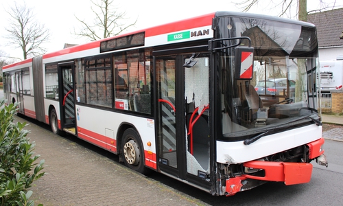 Deutliche Schäden am Linienbus. Foto: Sandra Zecchino