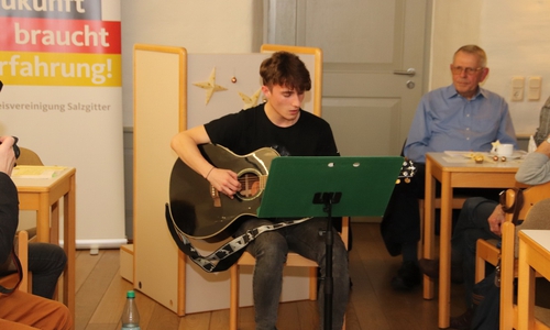 Der 17-jährige Phillip Adamec unterhielt die Senioren gesanglich und musikalisch mit den Elvis-Songs „Can‘t help falling in love“ und „Halleluja“. Foto: Senioren-Union