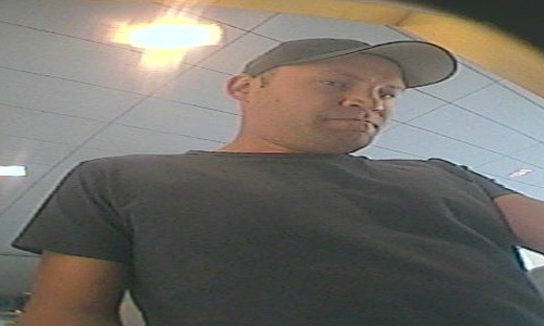 Tatverdächtiger hebt Geld nach Diebstahl/ Unterschlagung von Geldkarte ab. Foto: Polizei Peine.