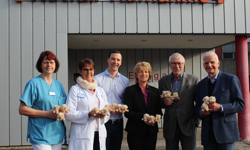 Doreen Schütte (Pflegerische Leitung der Zentralen Notaufnahme), Dr. Bernadett Erdmann (Chefärztin der Zentralen Notfallaufnahme), Matthias Marx (EngagementZentrum gGmbH), Claudia Kayser (Volksbank BraWo), Dr. med. Arved Heinz und Dr. Wolfgang Denda (beide vom Förderverein Klinikum Wolfsburg e.V.) (v. li.). Foto: Klinikum Wolfsburg 