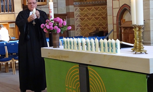 Ein ungewöhnliches Zeichen ging vom Altar der Kirche St. Marienberg aus. 15 Taufkerzen mussten im Laufe des Gottesdienstes durch Propst Detlef Gottwald an die Täuflinge weitergegeben werden. Foto: Georg-Calixt-Gemeinde